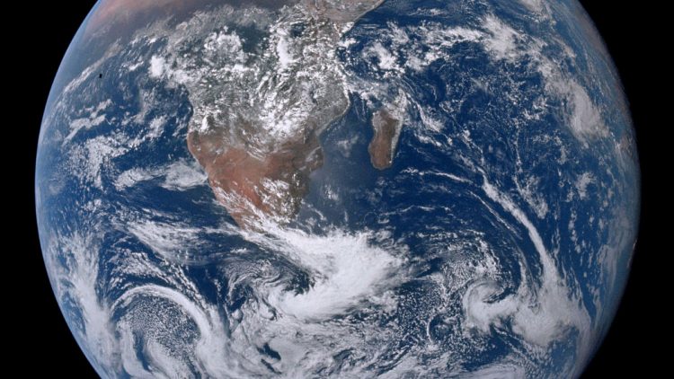 GMT+14 地球上で1日が1番早く始まる場所へようこそ | TAG Heuer