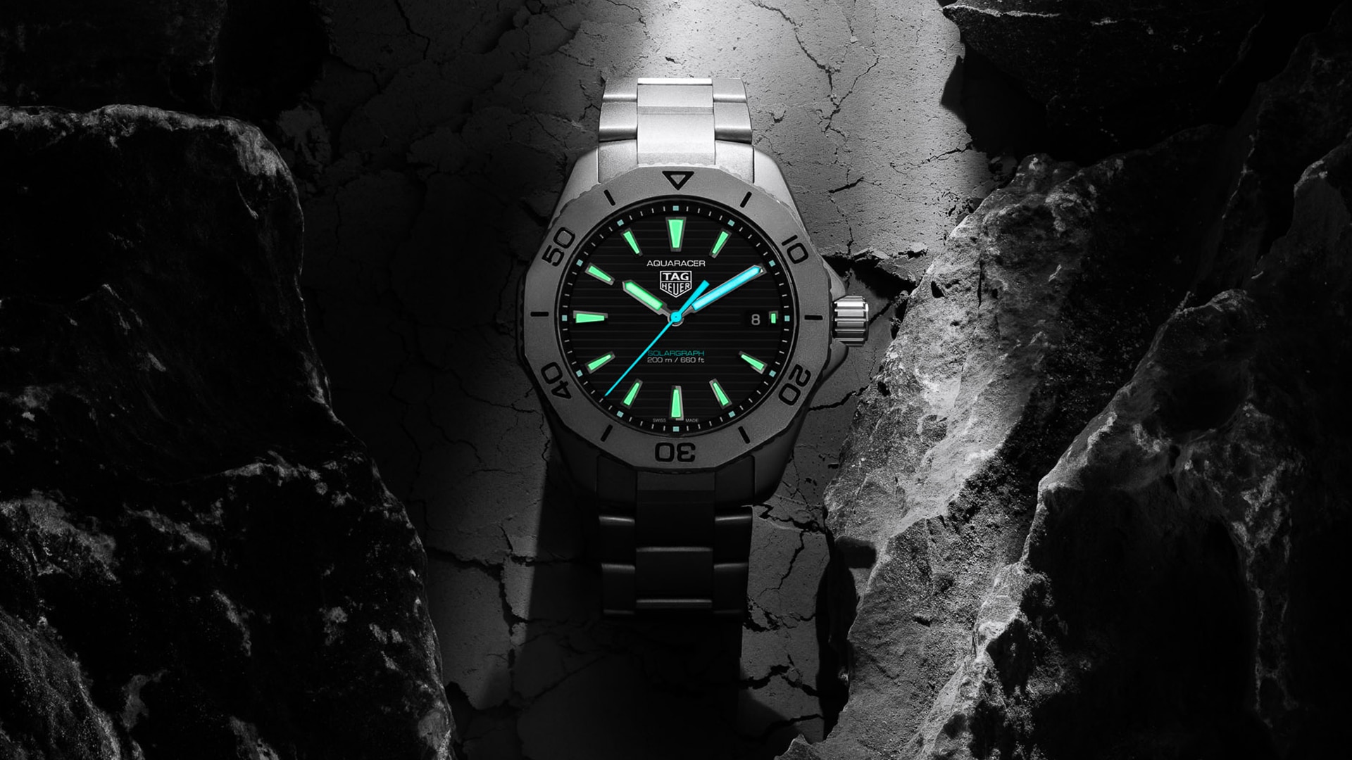 Running on Sun: A Second Look at the TAG Heuer Aquaracer Professional 200  Solargraph