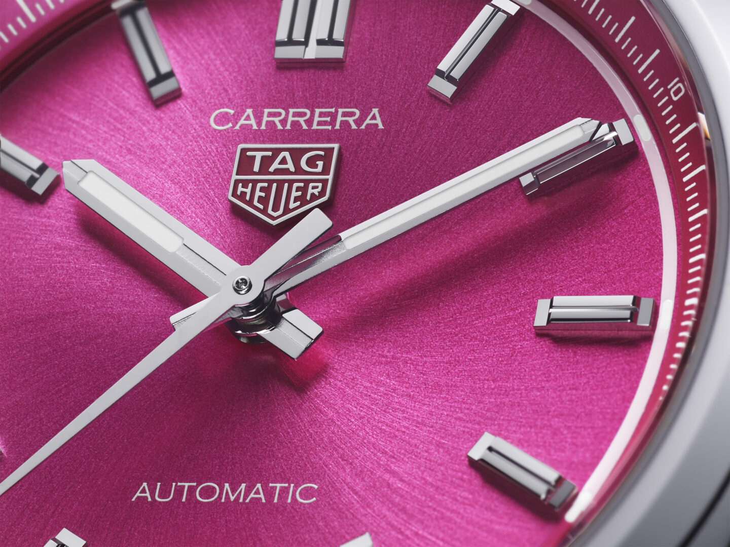 Break the norm with the new TAG Heuer Carrera Date TAG Heuer Official